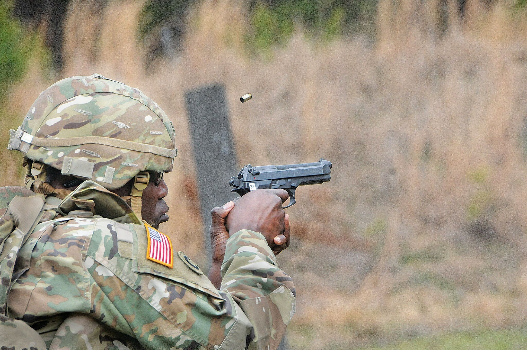 What's up with this Navy Commander shooting a backwards VCOG? : r/guns